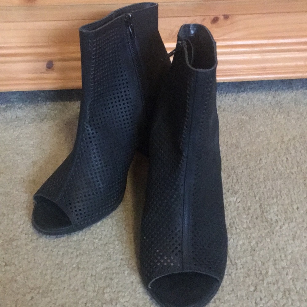 EUC Black Soda cutout peep toe bootie. Cute! Sz 9